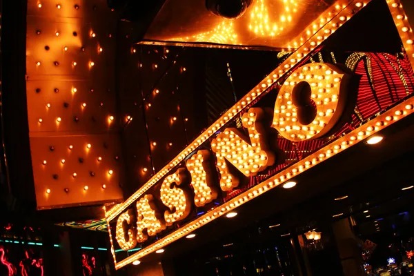 Live dealer at Caribbean Stud table on dewa1000 login